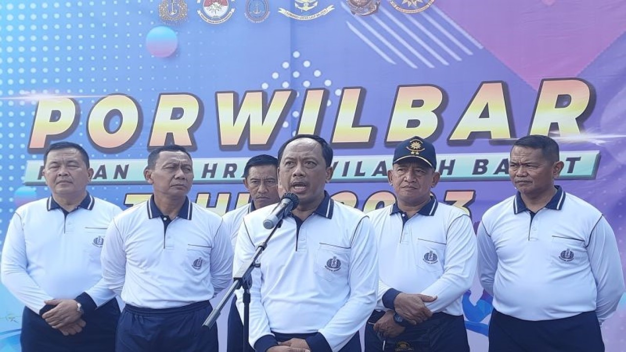 Komandan Pusat Hidro-Oseanografi TNI Angkatan Laut (Pushidrosal) Laksdya TNI Nurhidayat (tengah) dalam Konferensi Pers Porwilbar TNI AL Tahun 2023 di Lapangan Trisila, Mabes AL, Cilangkap, Jakarta Timur, Senin (10/7/2023). (ANTARA/Narda Margaretha Sinambela)