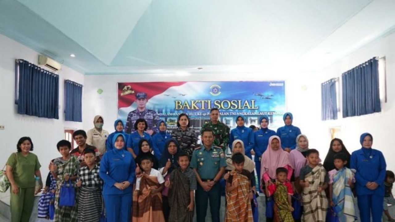 TNI AL Kendari gelar sunat massal dan pemeriksaan kesehatan warga pesisir di Kendari, Selasa (4/7/2023) (ANTARA/Harianto)