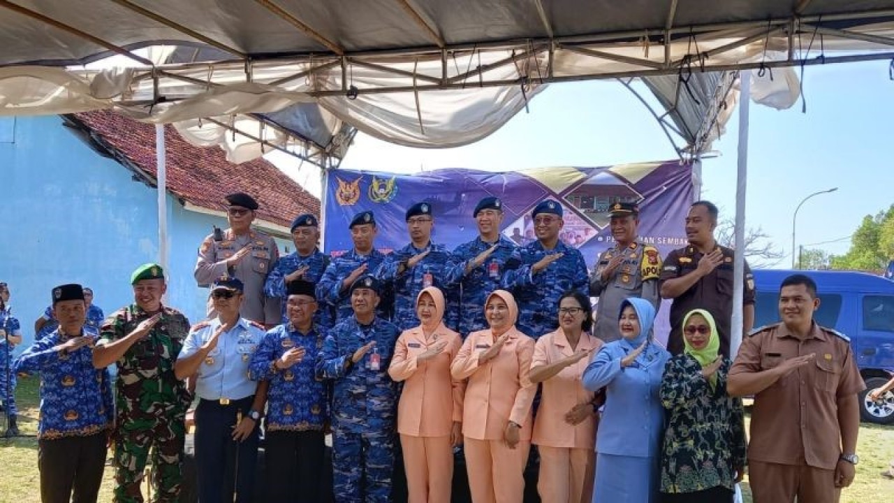 Lanud Atang Sendjaja menggelar pengobatan gratis kepada ratusan warga di Ujunggenteng, Kecamatan Ciracap, Kabupaten Sukabumi, Jabar dalam Memperingati Hari Bakti ke-76 TNI Angkatan Udara (AU) yang ke-76 pada Senin, (17/7). Antara/Aditya Rohman
