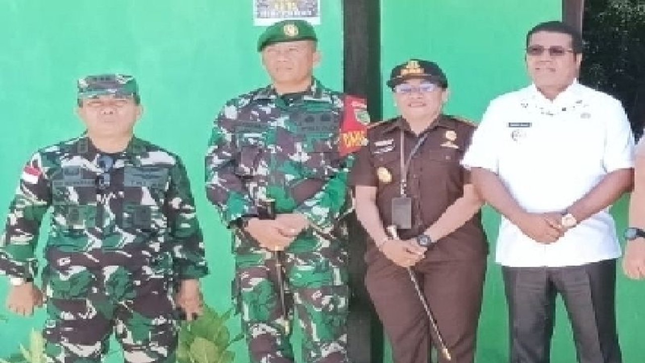 Komandan Kodim 1708 Biak Numfor Letkol Inf Daniel Manalu (dua dari kiri) bersama Bupati Biak Herry Ario Naap (baju putih) dan Kepala Kejaksaan Negeri Dr Efie Paulin Numberi MH.ANTARA/Muhsidin.