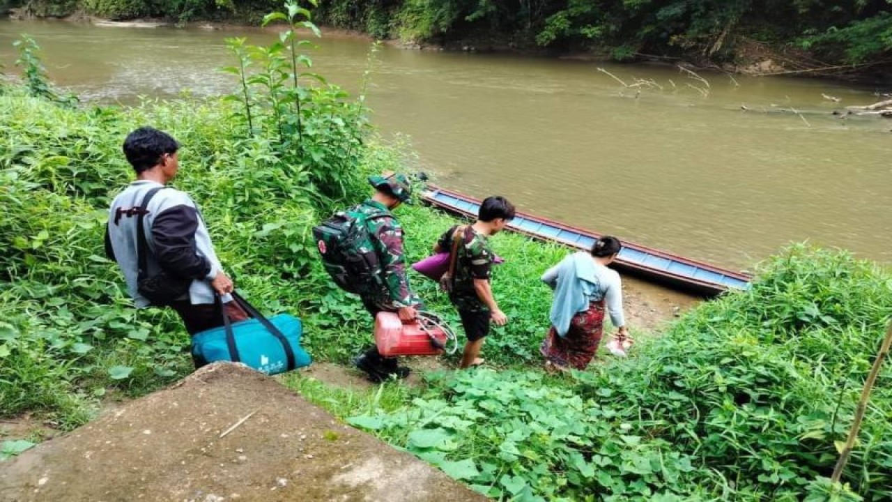 Prajurit Satgas Pamtas Yonarmed 16/TK memberikan bantuan pelayanan kesehatan kepada warga perbatasan dengan melintasi jalur darat dan sungai di daerah perbatasan Indonesia dan Malaysia, wilayah Kabupaten Sanggau Kalimantan Barat. (ANTARA/HO-Yonarmed 16/TK). (Teofilusianto Timotius).