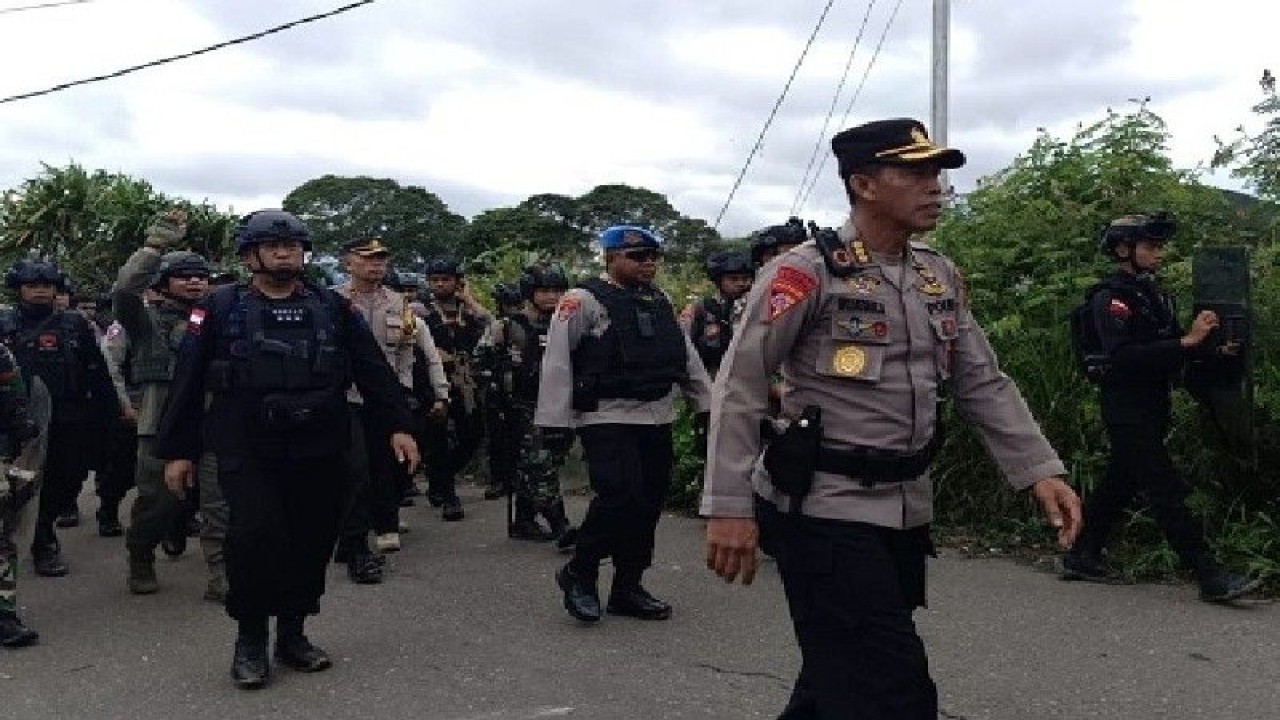 Patroli gabungan TNI-Polri guna memberikan rasa aman kepada masyarakat di Dogiai, Papua Tengah dipimpin Karo Ops Polda Papua Kombes I Ketut Gede Wijatmika. (ANTARA/HO/Humas Polda Papua)