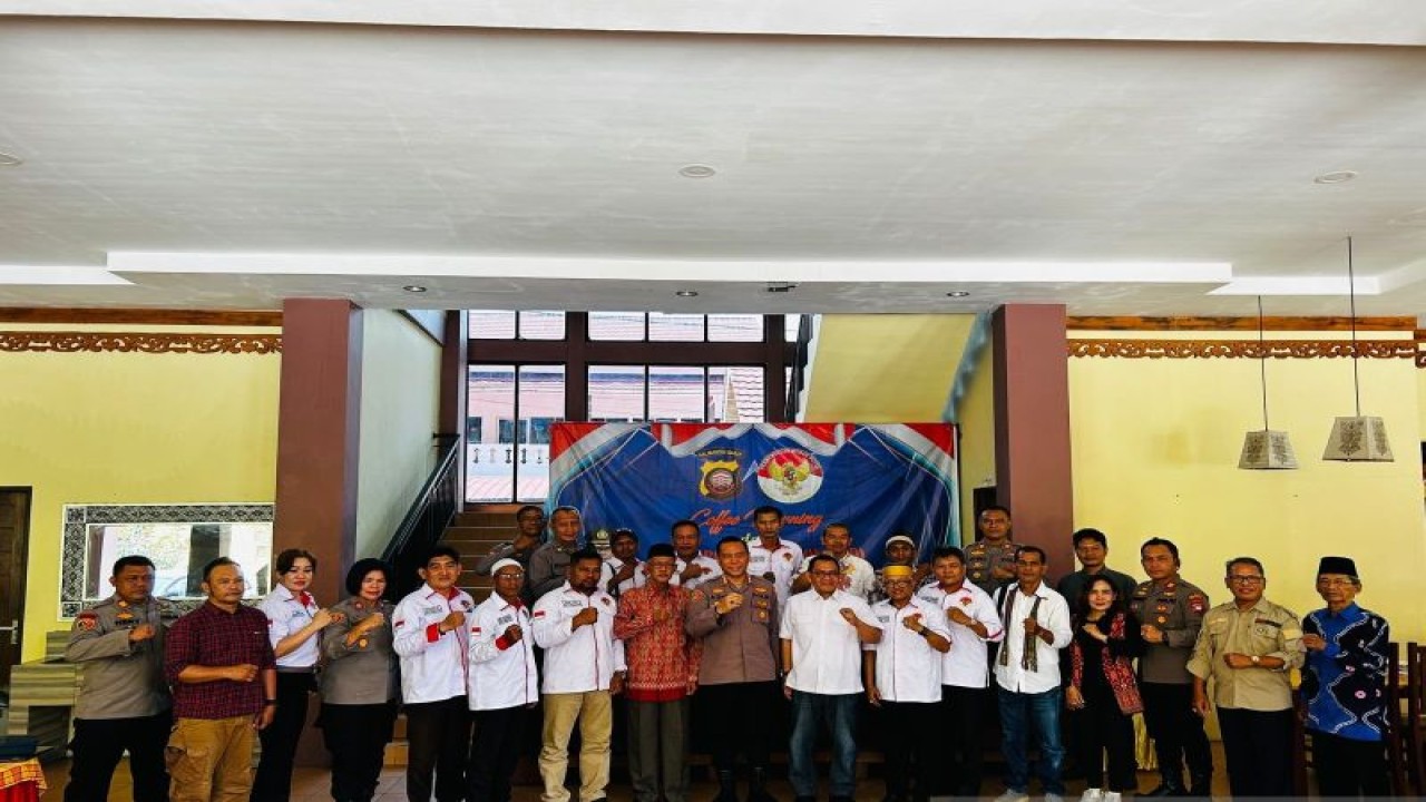 Foto bersama tokoh masyarakat dengan Kapolresta Pontianak usai kegiatan FGD Kebangsaan yang digelar Persatuan Merah Putih di Pontianak, Selasa (25/7/2023) (ANTARA/Dedi)