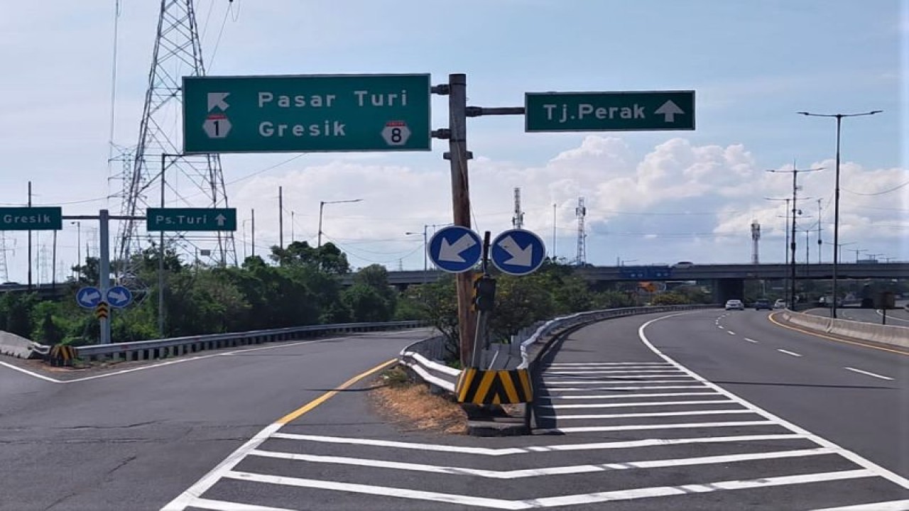 Sejumlah kendaraan melewati persimpangan exit Gerbang Tol (GT) Dupak yang mengarah ke Pasar Turi dan Tanjung Perak. (ANTARA/HO-PT JTT)