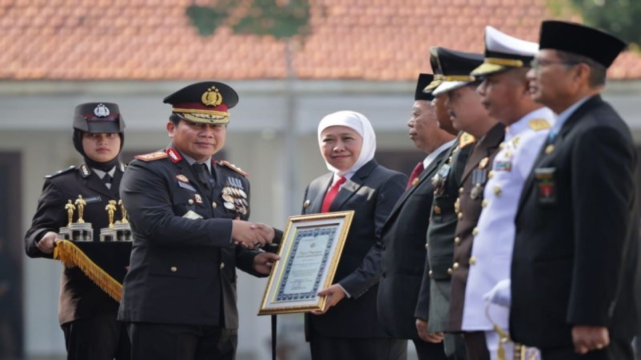 Kapolda Jatim Irjen Pol. Toni Harmanto (dua dari kiri) saat memberi penghargaan kepada Gubernur Khofifah Indar Parawansa saat peringatan Hari Bhayangkara ke-77 di Gedung Negara Grahadi Surabaya, Sabtu (1/7/2023). (ANTARA/HO-Bidhumas Polda Jatim)