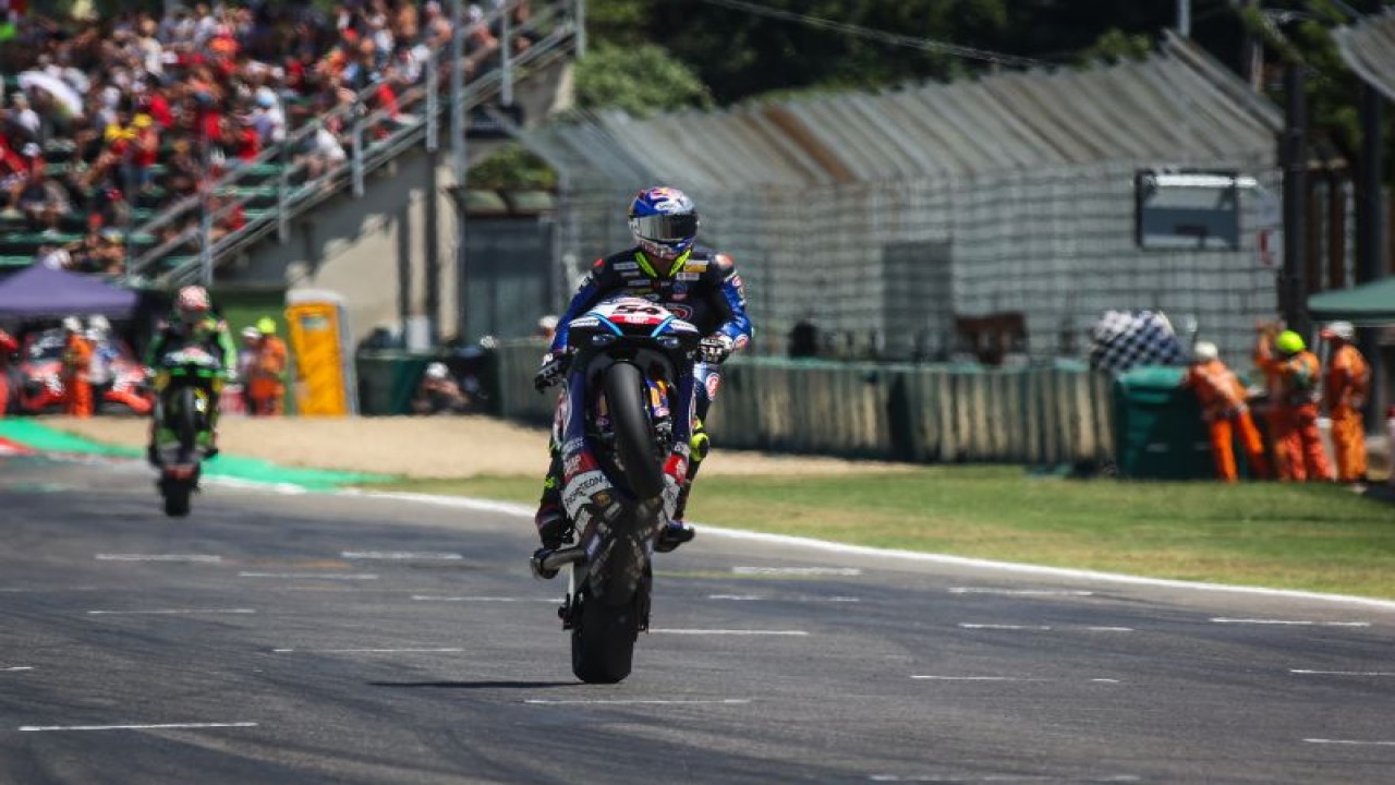 Toprak Razgatlioglu saat menyelesaikan Race 2 World Superbike (WSBK) Italia di Sirkuit Imola, Minggu (16/7/2023). (ANTARA/HO/WSBK)