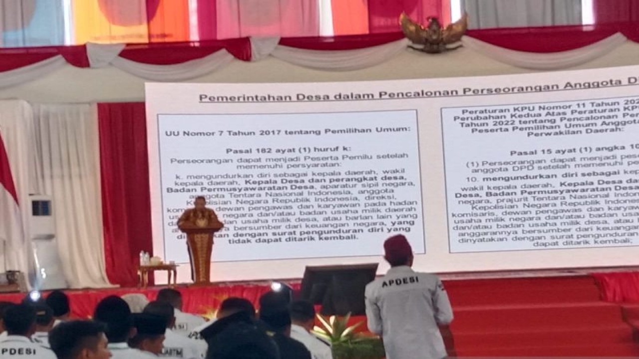 Anggota Bawaslu Totok Hariyono saat memberikan materi pada Rakernas APDESI di Jambi, Rabu (26/7/2023). (ANTARA/Tuyani)