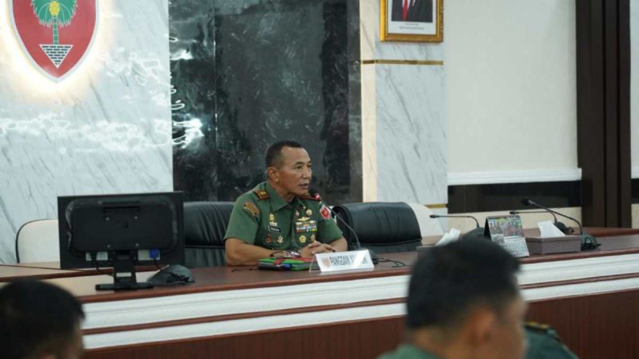 Pangdam XIV/Hasanuddin Mayjen TNI Totok Imam Santoso saat memberikan pengarahan kepada para Dansat Kabalakdam jajaran Kodam XIV/Wirabuana di Makassar, Selasa (25/7/2023). ANTARA/HO-Pendam Kodam XIV/Hasanuddin.