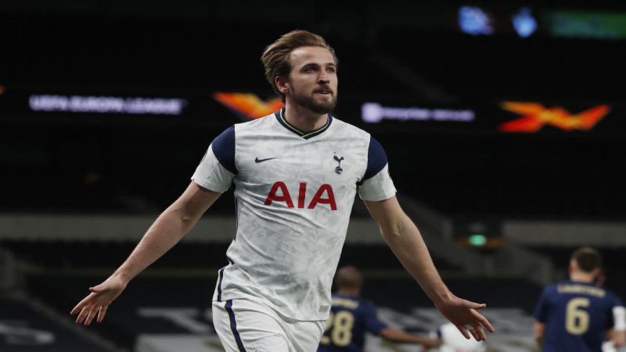 Tottenham Hotspur's English striker Harry Kane celebrates scoring the opening goal during the UEFA Europa League round of 16 first leg football match between Tottenham Hotspur and Dinamo Zagreb at the Tottenham Hotspur Stadium in London, on March 11, 2021. (Photo by Alastair Grant / POOL / AFP) (AFP/ALASTAIR GRANT)