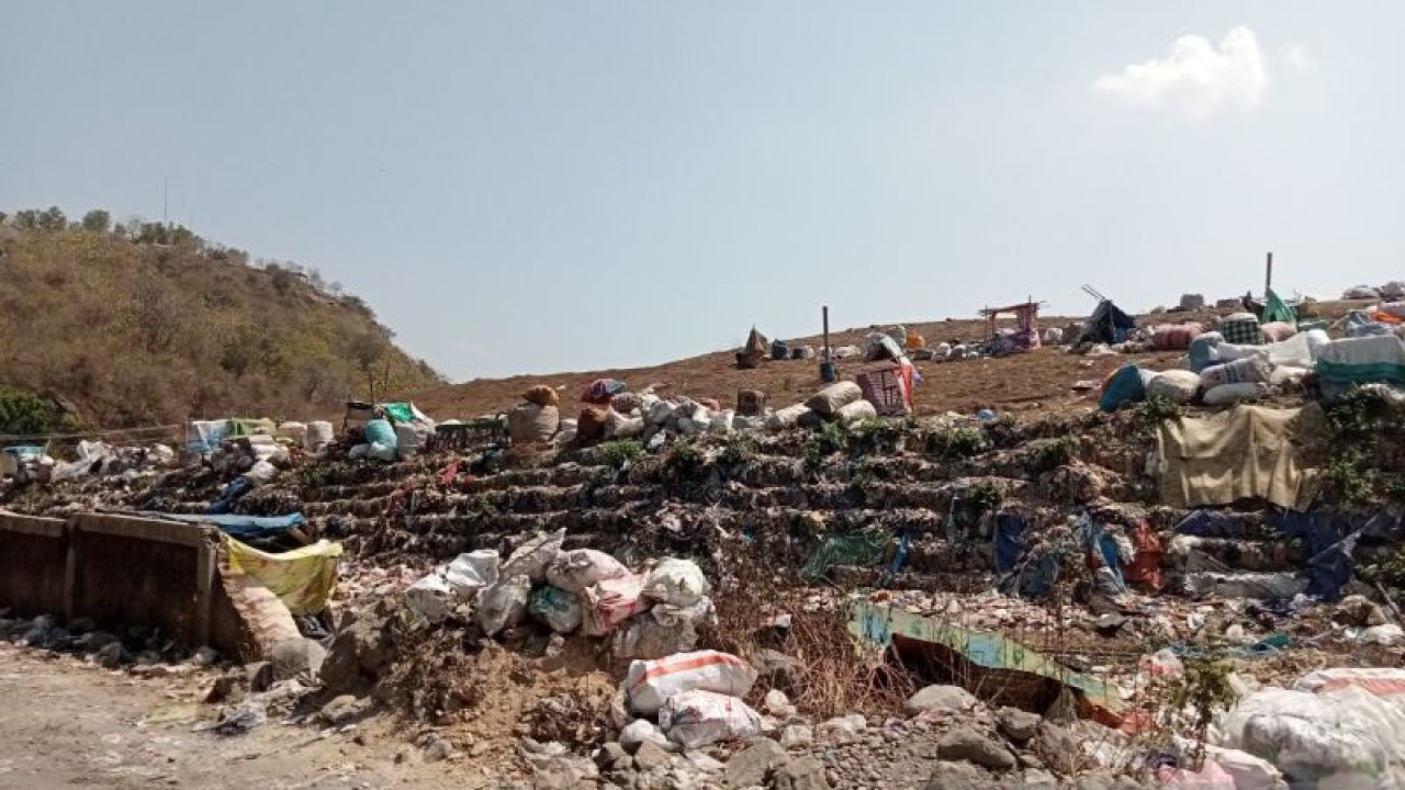 Kondisi Tempat Pembuangan Akhir (TPA) regional Piyungan di Kabupaten Bantul, Daerah Istimewa Yogyakarta, yang ditutup sementara mulai 23 Juli sampai 5 September 2023. (FOTO ANTARA/Hery Sidik)