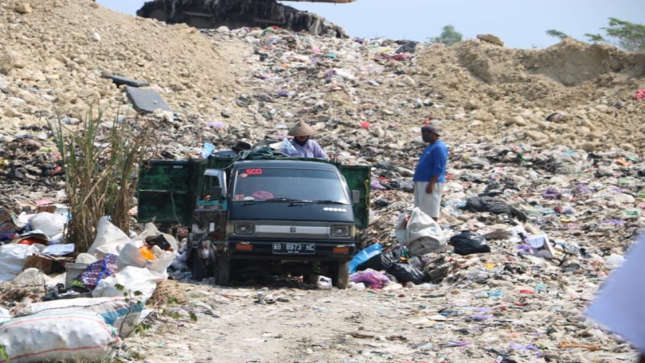 Penjabat Bupati Kulon Progo Ni Made Dwipanti Indrayanti meninjau TPAS Banyuroto. (ANTARA/HO-Humas Pemkab Kulon Progo)
