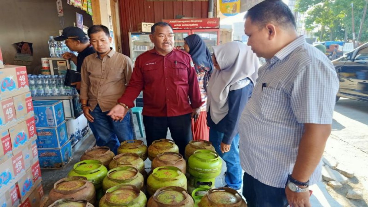 TPID Sulbar saat melakukan pemantauan dan pengawasan distribusi LPG bersubsidi ukuran tiga kilogram di SPPBE dan pangkalan elpiji di Sulbar. (ANTARA/HO/Diskominfo Sulbar)
