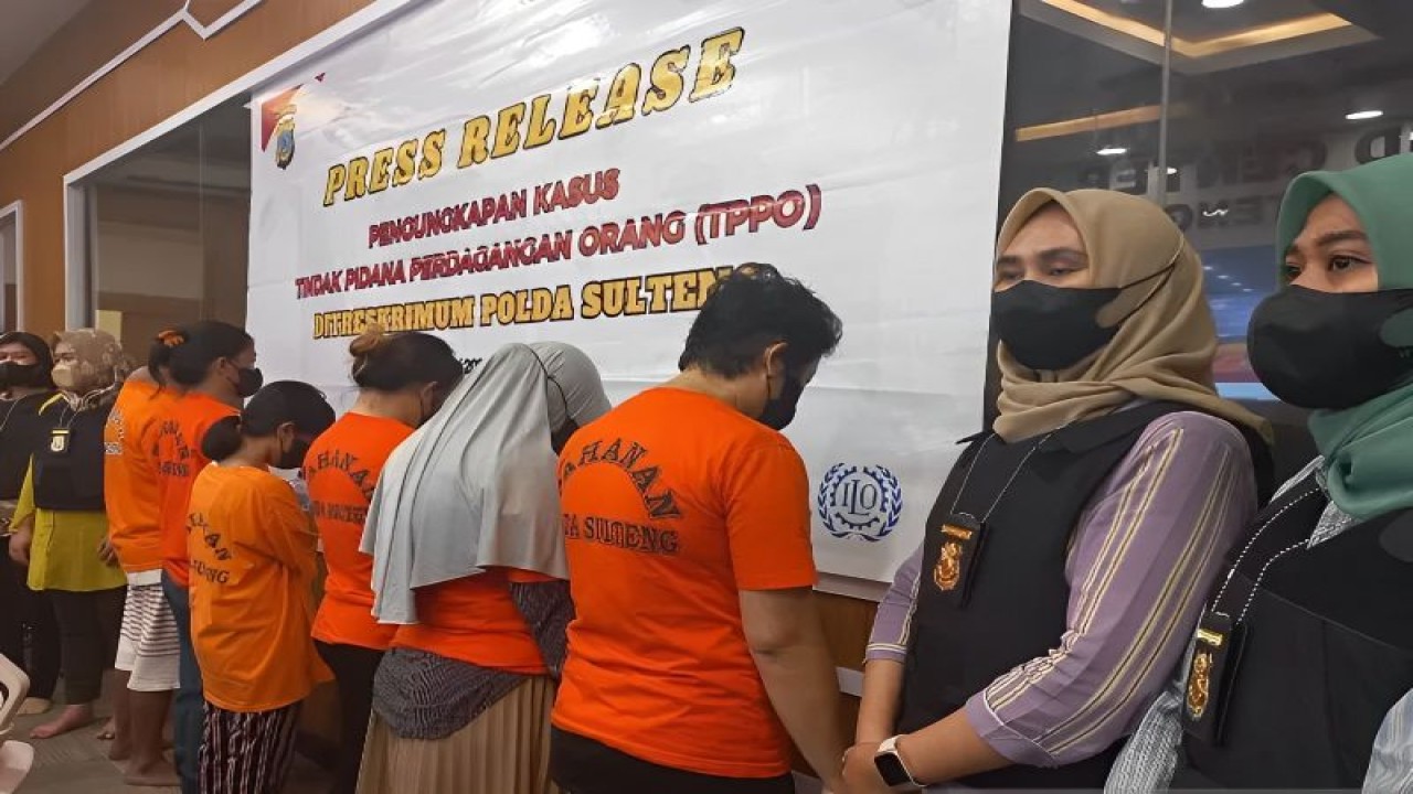 Sejumlah tersangka kasus TPPO perdagangan bayi dihadirkan dalam konferensi pers di Mapolda Sulteng, Selasa (27/6/2023). (ANTARA/Kristina Natalia)