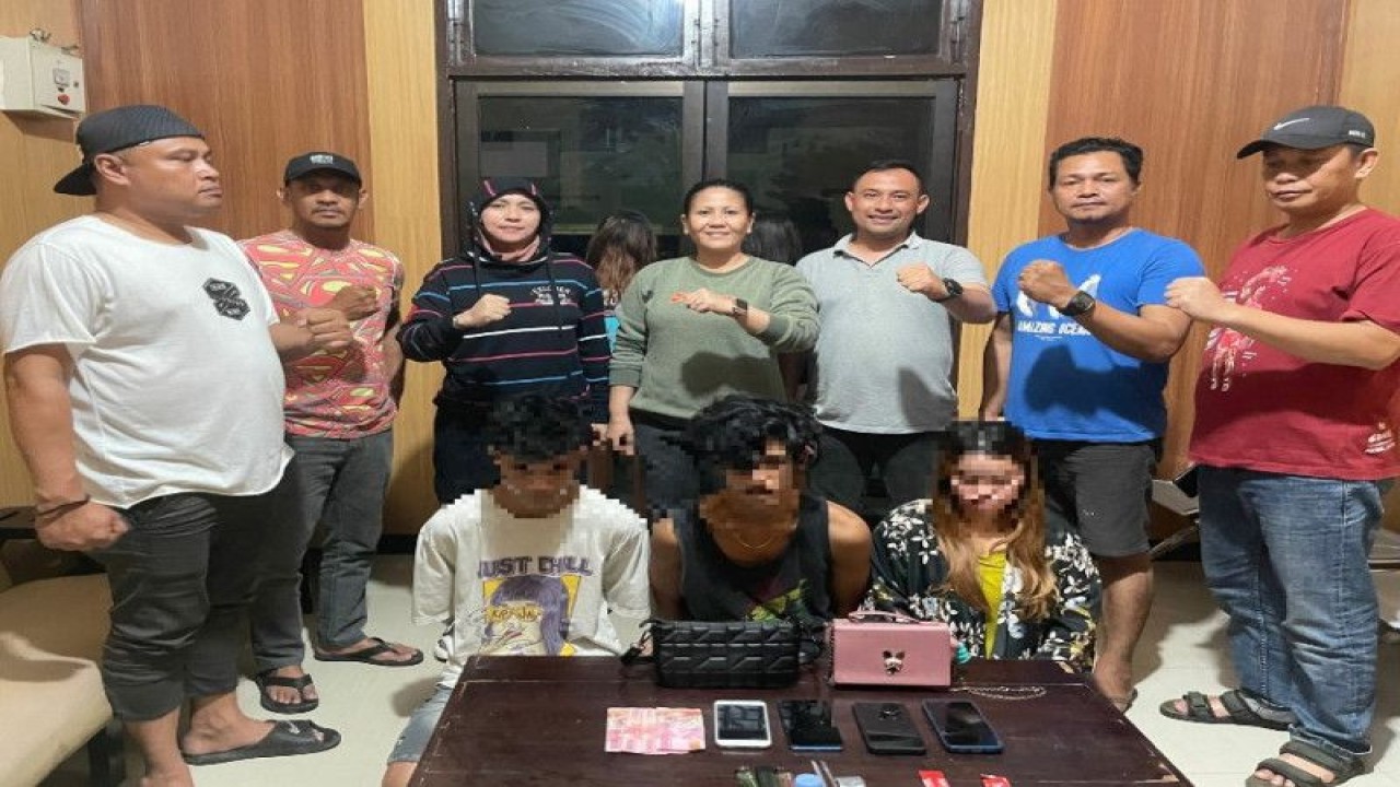 Tim Satgas Gakkum TPPO Direktorat Reserse Kriminal Umum (Ditreskrimum) Kepolisian Daerah Sulawesi Tenggara bersama para tersangka dan korban TPPO di Kendari, Kamis (6/7/2023). ANTARA/HO-Humas Polda Sultra.