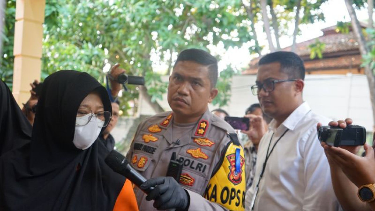 Salah seorang tersangka TPPO saat dimintai keterangan oleh Kapolres Sukabumi AKBP Maruli Pardede saat konferensi pers di Mako Polres Sukabumi, Kecamatan Palabuhanratu, Kabupaten Sukabumi, Jabar, Senin (17/7/2023). ANTARA/Aditya Rohman