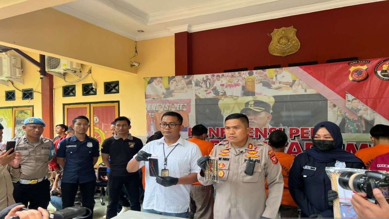 Para terduga pelaku TPPO yang berhasil ditangkap jajaran Satreskrim Polres Sukabumi. ANTARA/Aditya Rohman