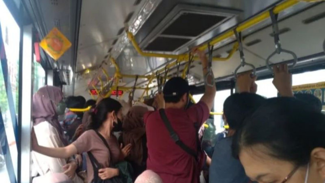 Warga menaiki armada TransJakarta rute 2C dari Balai Kota menuju Pekan Raya Jakarta 2023, Jakarta, Sabtu (24/6/2023). ANTARA/Luthfia Miranda Putri