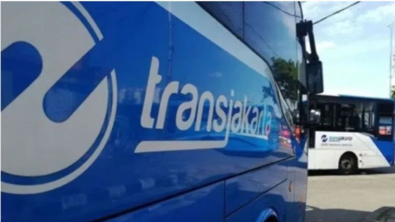 Arsip deretan armada bus TransJakarta di Terminal Kalideres Jakarta, Minggu (8/5/2022). ANTARA/Zuhdiar Laeis/aa
