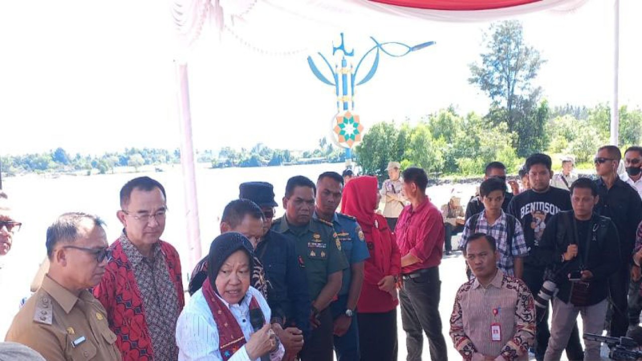 Menteri Sosial RI, Tri Rismaharini saat melakukan kunjungan kerja di Kabupaten Bangka (ANTARA/Kasmono)
