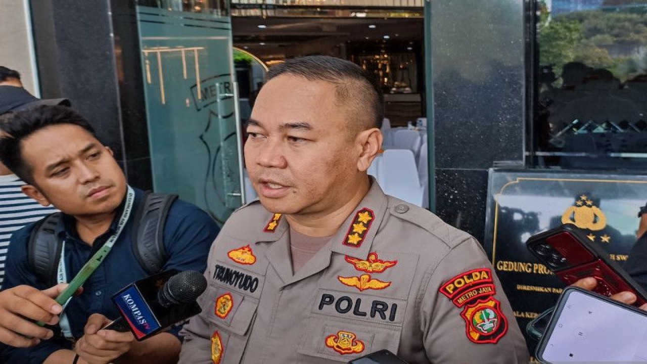 Kabid Humas Polda Metro Jaya Kombes Pol Trunoyudo saat diwawancarai di Jakarta, Selasa (27/6/2023). ANTARA/Ilham Kausar