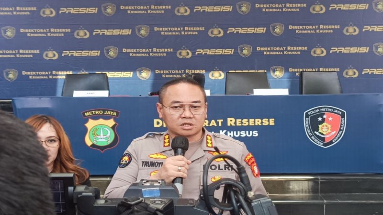 Kabid Humas Polda Metro Jaya saat diwawancarai di Jakarta pada Selasa (13/6/2023) ANTARA/Ilham Kausar