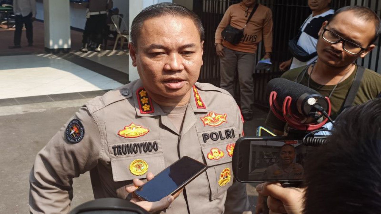 Kabid Humas Polda Metro Jaya Kombes Pol Trunoyudo Wisnu Andiko saat diwawancarai di Jakarta, Senin (17/7/2023). ANTARA/Ilham Kausar
