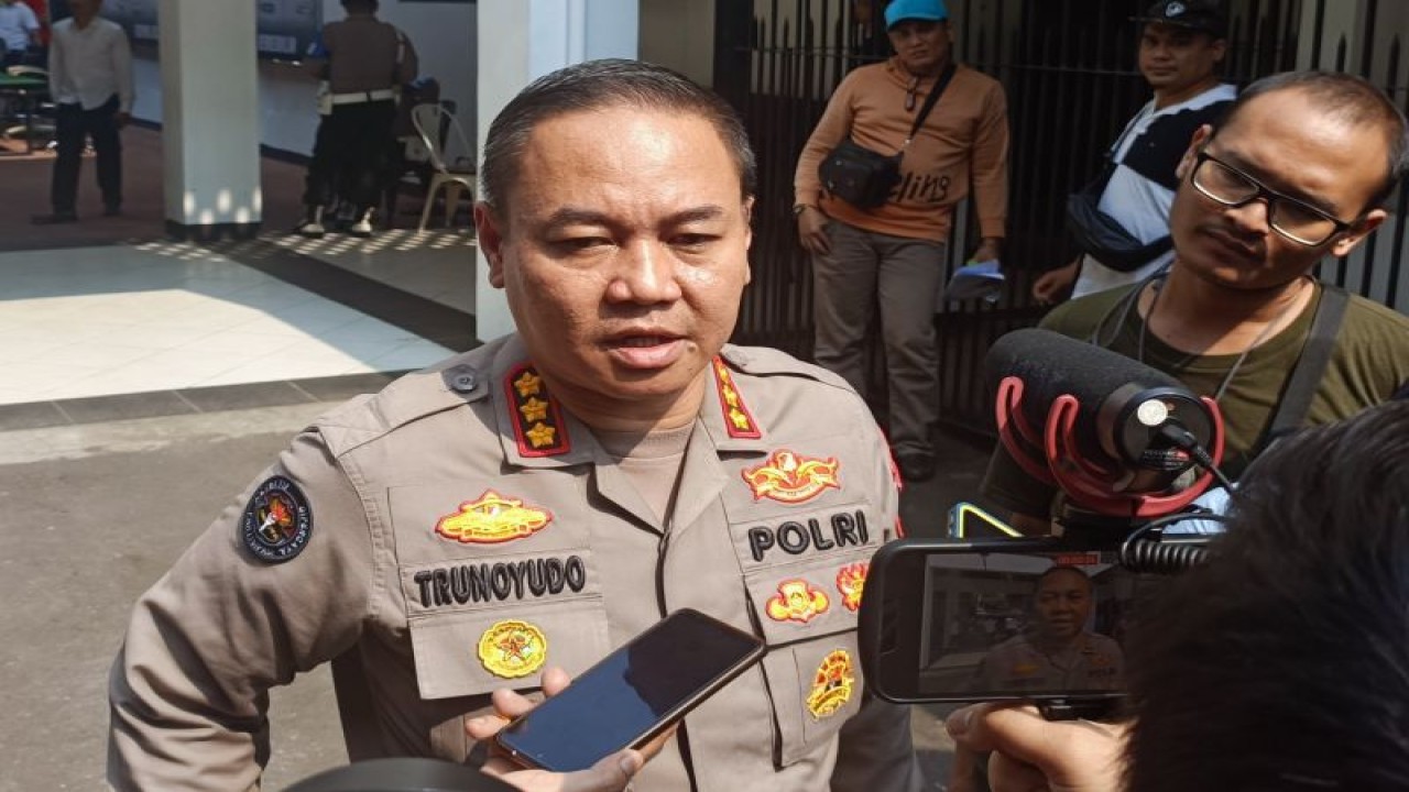 Kabid Humas Polda Metro Jaya Kombes Pol Trunoyudo Wisnu Andiko saat menjawab pers, di Jakarta, Senin (17/7/2023). ANTARA/Ilham Kausar
