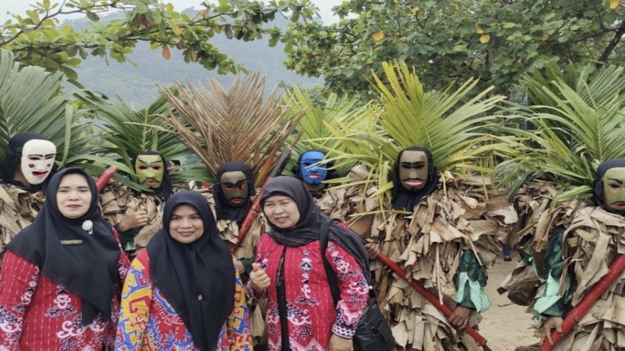 Ilustrasi- Masyarakat tengah berfoto dengan panari Tuping Lampung. ANTARA/Ruth Intan Sozometa Kanafi.