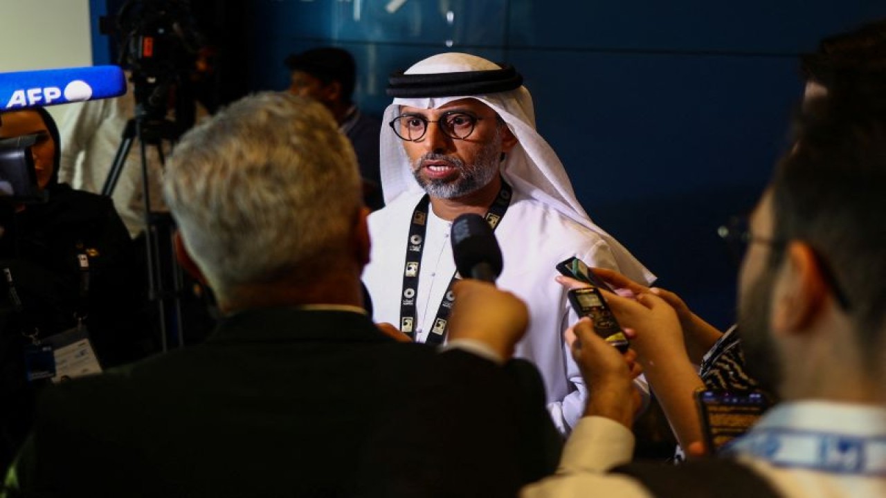 Foto Dokumen: Menteri Energi dan Infrastruktur Uni Emirat Arab Suhail Mohamed Al Mazrouei berbicara kepada wartawan di Abu Dhabi International Petroleum Exhibition and Conference (ADIPEC) di Abu Dhabi, Uni Emirat Arab, 31 Oktober 2022. ANTARA/REUTERS/Amr Alfiky