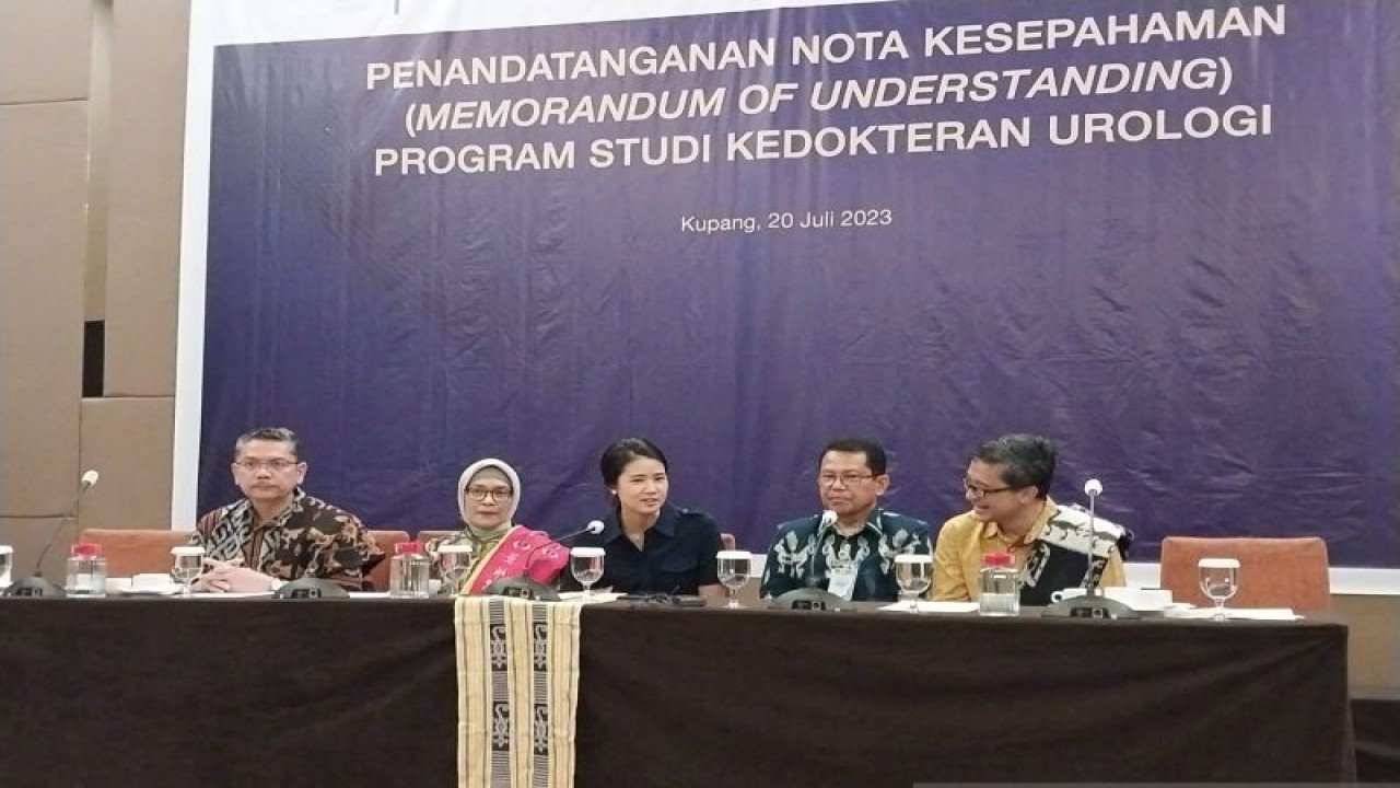 Perwakilan dari Fakultas Kedokteran Universitas Indonesia, RSUP Dr Cipto Mangunkusumo, RS Siloam Kupang, dan RSUD WZ Johannes memberikan keterangan dalam konferensi pers terkait kerja sama penempatan dokter urologi di Kupang, Kamis (20/7/2023). ANTARA/Aloysius Lewokeda
