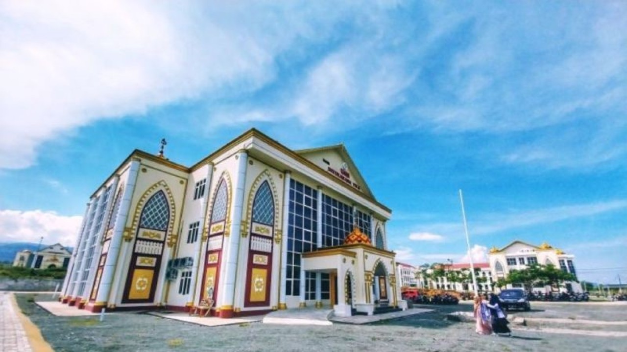Mahasiswa melintas di depan Gedung Rektorat UIN Datokarama di Desa Pombewe, Kecamatan Sigi Biromaru, Kabupaten Sigi. (ANTARA/Muhammad Hajiji)