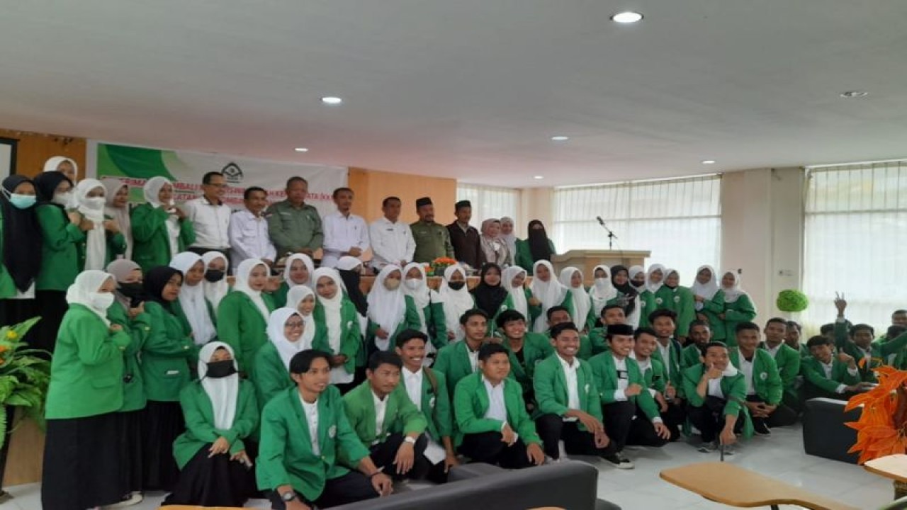 Foto bersama para mahasiswa KKN Angkatan X Gelombang II Tahun 2023 dengan para dekan fakultas, LP2M serta Wakil Rektor Bidang Akademik Profesor Abidin Djafar. (ANTARA/HO-Muthia)