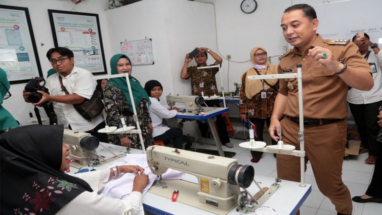 Wali Kota Surabaya Eri Cahyadi saat melakukan soft launching Sekolah UKM Tangguh Surabaya (Setara) di kantor Koperasi Sumber Mulia Barokah (SMB), Jalan Tambak Wedi II, Tambak Wedi, Kenjeran, Surabaya, Senin (15/5/2023). ANTARA/HO-Diskominfo Surabaya