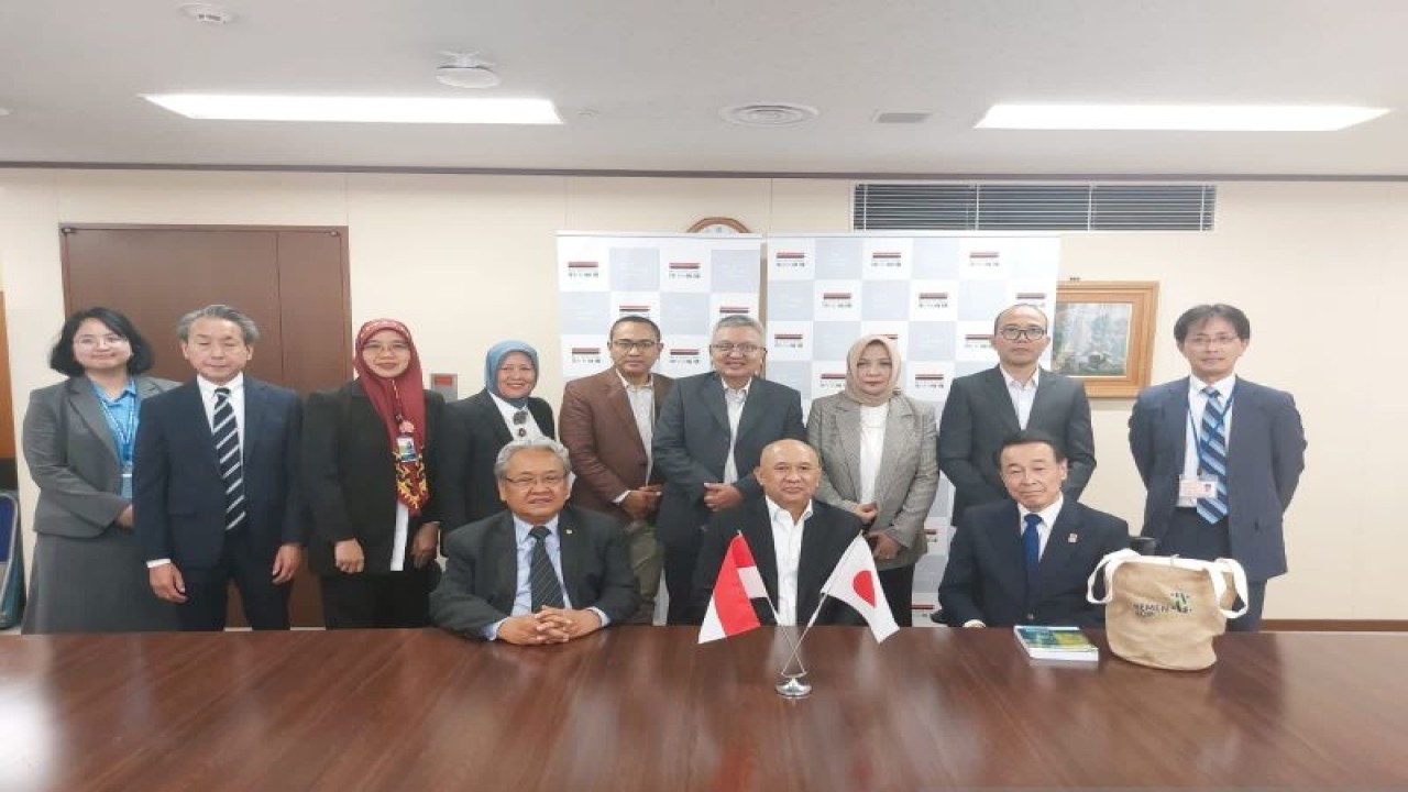 Menteri Koperasi dan UKM Teten Masduki (tengah bawah) dalam acara Memorandum of Understanding (MoU) antara KemenKopUKM dengan Organization for Small and Medium Enterprise and Regional Innovation (SMRJ) Jepang di Tokyo, Jepang, Senin (31/7/2023). ANTARA/HO-KemenKopUKM.
