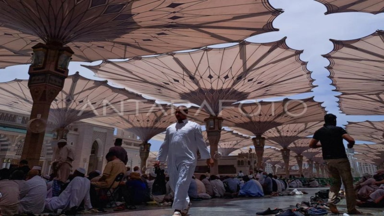 Umat Islam bersiap mengikuti shalat Jumat di Masjid Nabawi, Madinah, Arab Saudi, Jumat (14/7/2023). (ANTARA FOTO/Wahyu Putro A/tom.