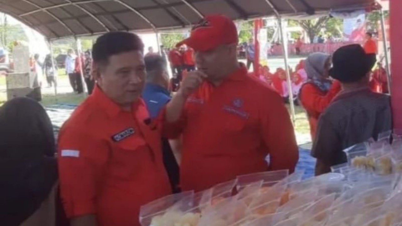 Kepala Dinas Koperasi UMKM Perdagangan dan Perindustrian (Diskoperindag) Kabupaten Cianjur, Jawa Barat, Komar saat meninjau stand UMKM Cianjur, Senin (3/7/2023).(ANTARA/Ahmad Fikri).