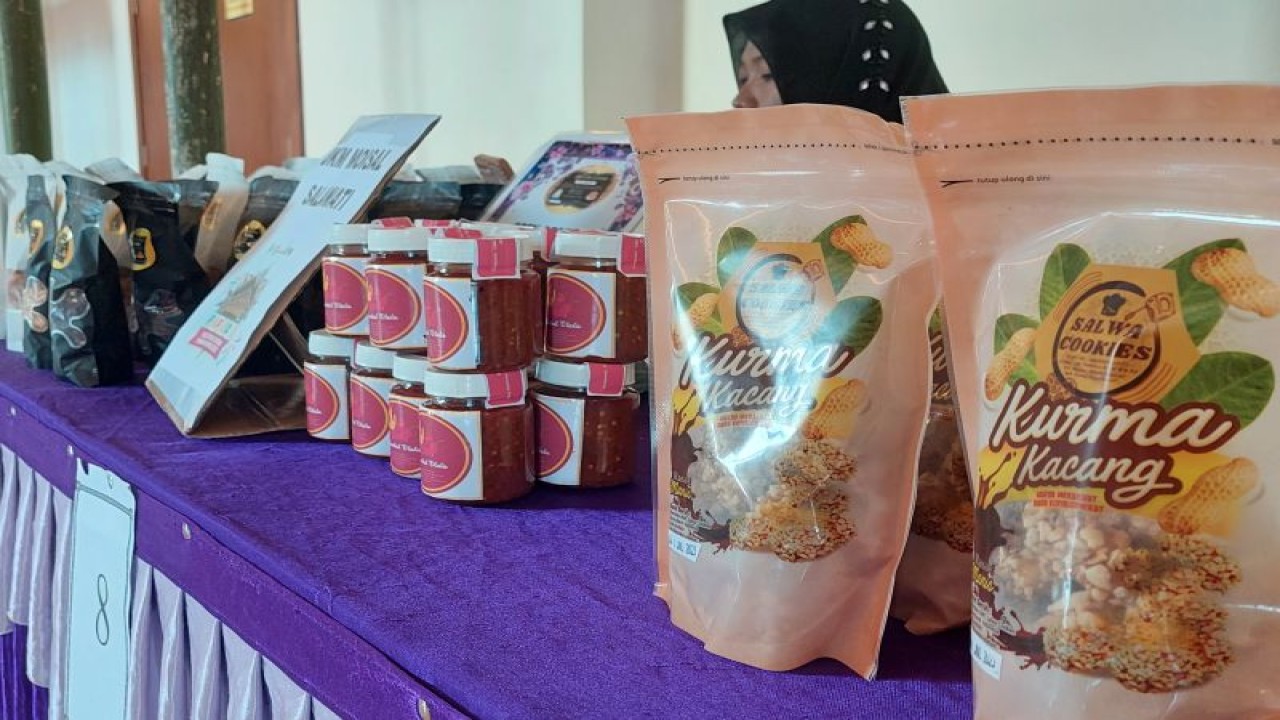 Produk UMKM di Kabupaten Sorong dipamerkan pada festival di Aimas Convention Center, Kamis (6/7/2023). ANTARA/Yuvensius Lasa Banafanu