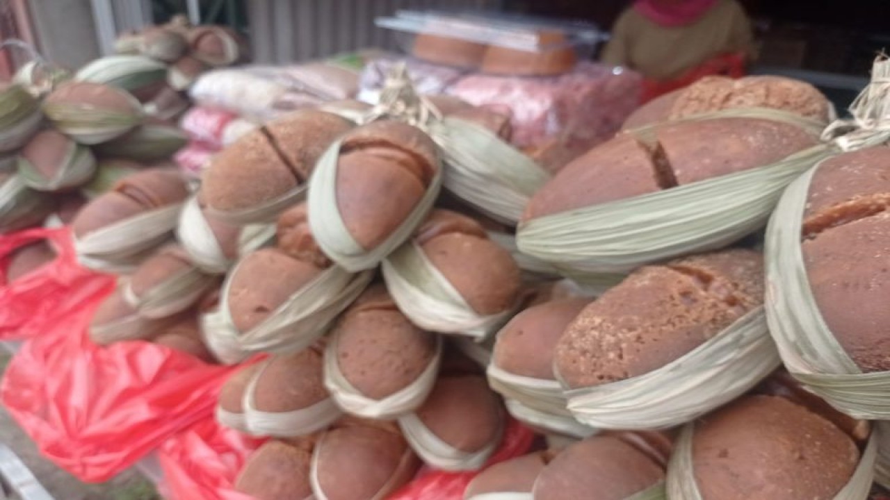 Produk gula aren hasil kerajinan pelaku UMKM Kabupaten Lebak sudah mengantongi sertifikasi halal yang diterbitkan Badan Penyelenggara Jaminan Produk Halal (BPJH) Kemenag Lebak.ANTARA/Mansur.
