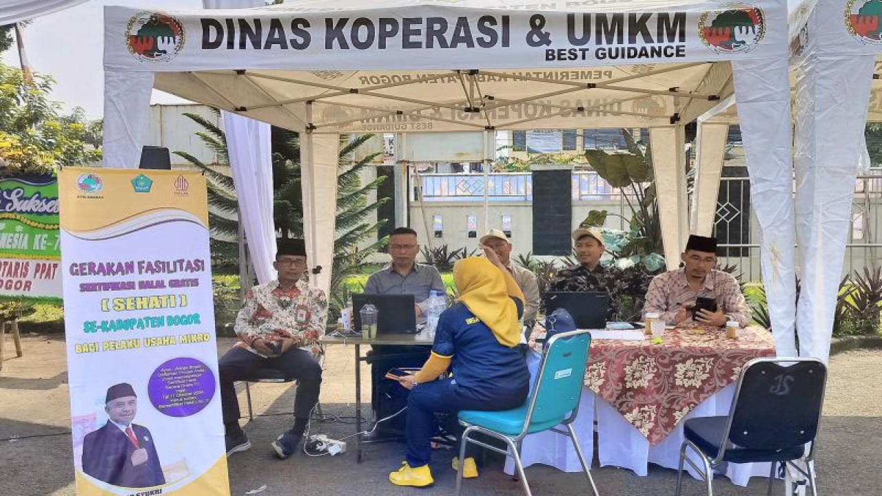 Stan sertifikasi halal Kantor Kemenag Kabupaten Bogor di Kantor Dinas Koperasi dan UMKM, Cibinong, Kabupaten Bogor, Jawa Barat, Rabu (13/7/2023). (ANTARA/M Fikri Setiawan)