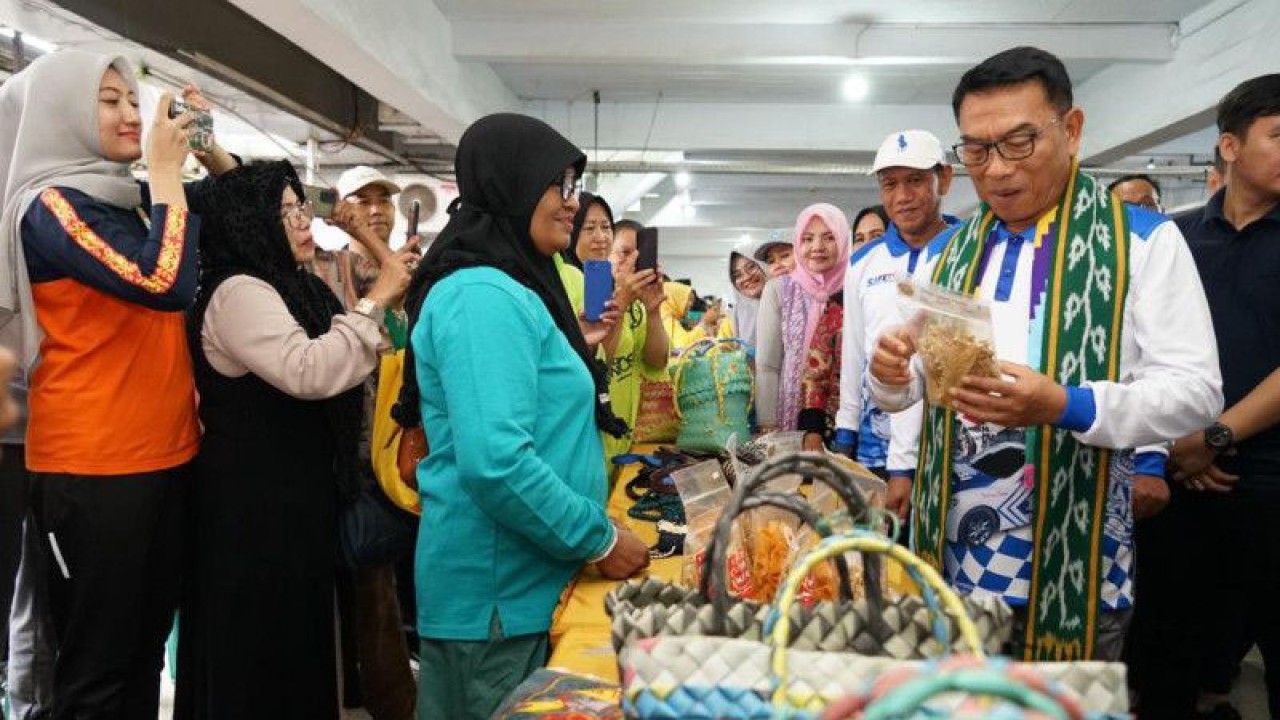 Arsip - Kepala Staf Kepresidenan Moeldoko mengunjungi salah satu gerai UMKM di Ketapang, Kalimantan Barat, sebagaiamana keterangan Kantor Staf Presiden diterima Sabtu (22/7/2023). (ANTARA/HO-Kantor Staf Presiden)