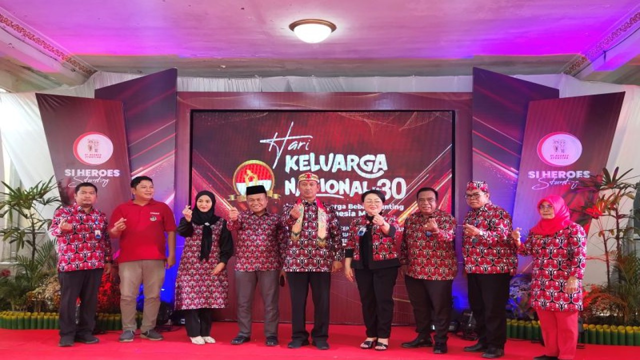 Penandatanganan nota kesepahaman antara APTISI Kalteng dan BKKBN Kalteng pada rangkaian acara peringatan ke-30 hari keluarga nasional (Harganas) tingkat Kalteng, di Universitas Muhammadiyah Palangkaraya (UMPR), Jumat (14/7/2023). (ANTARA/Rendhik Andika)