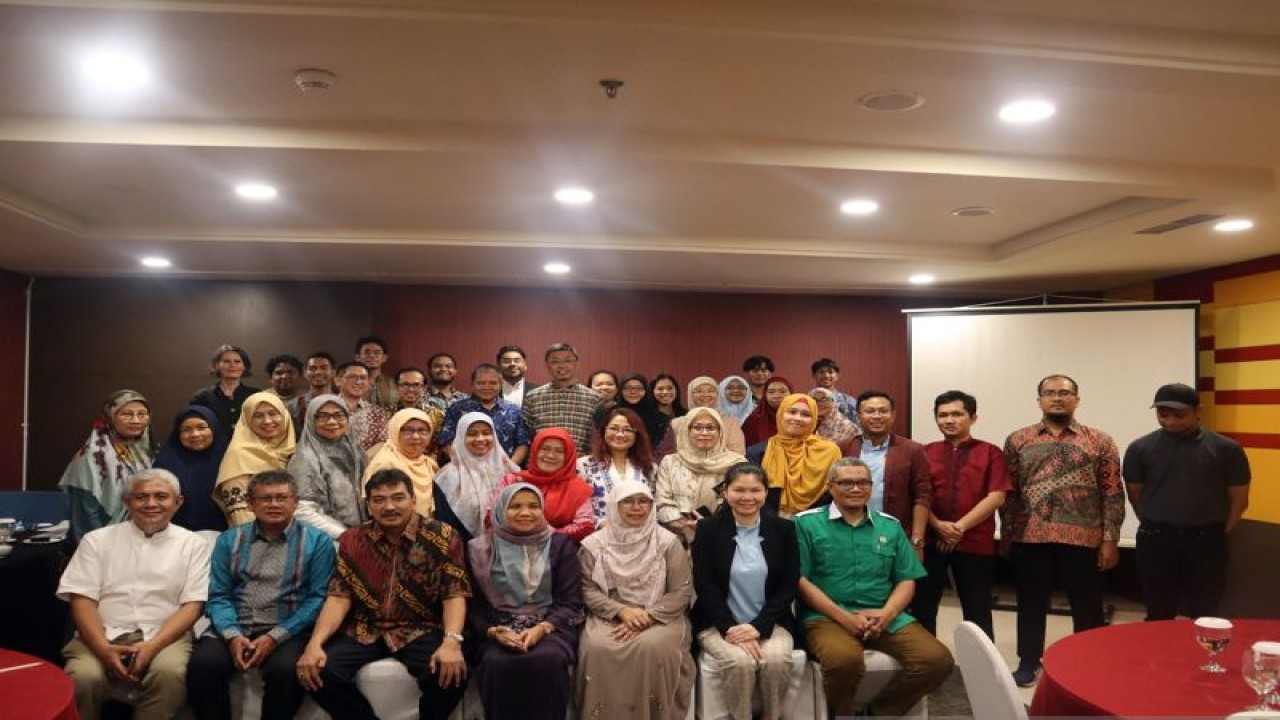 Foto bersama jajaran pimpinan Universitas Andalas terkait dengan upaya mendatangkan mahasiswa asing untuk mewujudkan PT berkelas dunia. (ANTARA/HO-Humas Unand).