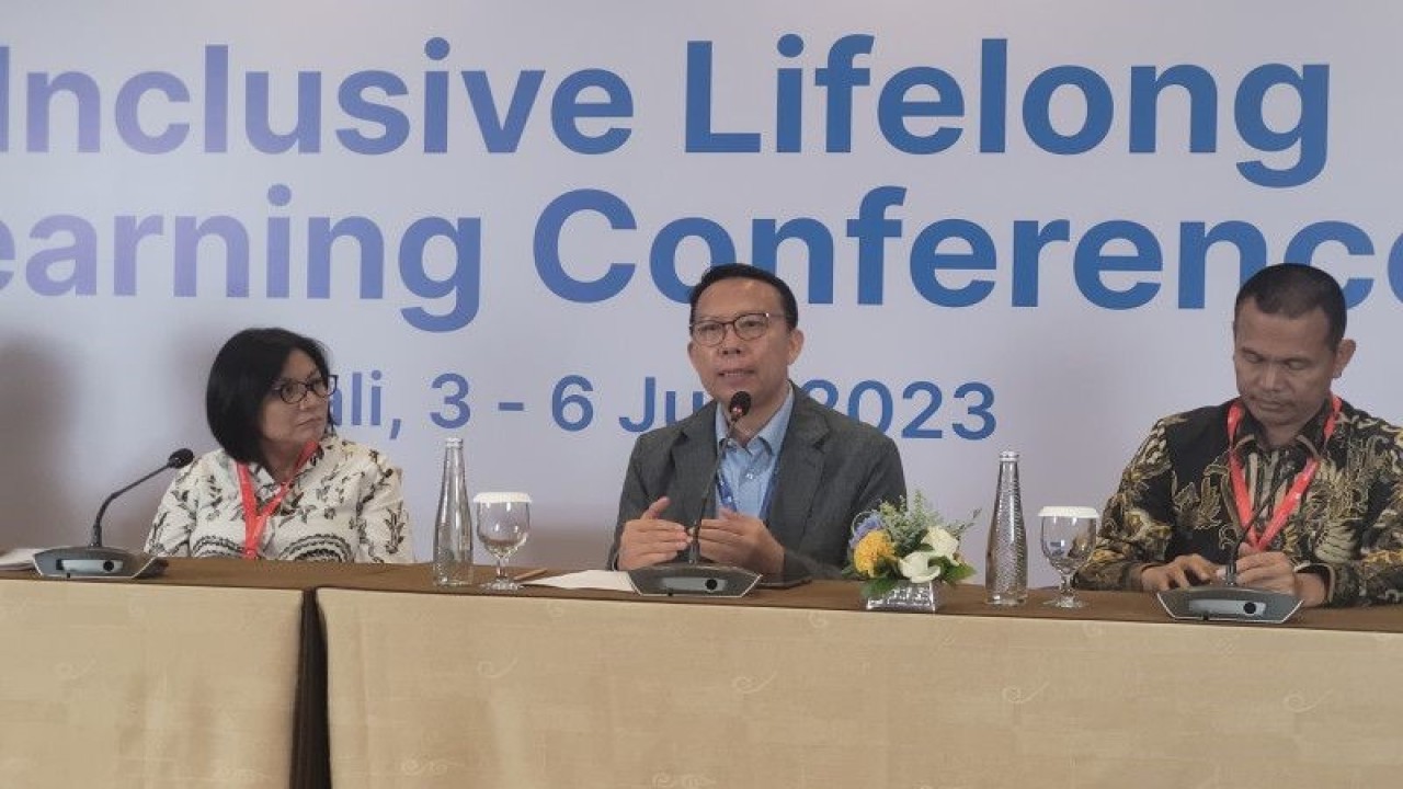National Officer UNESCO Jakarta Zakki Gunawan (tengah) dalam konferensi pers pada Konferensi Internasional Inclusive Lifelong Learning Conference (ILLC), Badung, Bali, Rabu (5/7/2023). (ANTARA/Sean Filo Muhamad)