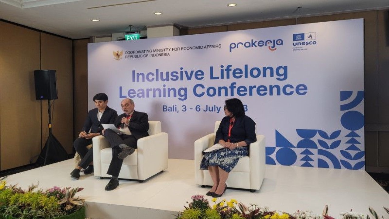 Chair of the Governing Board, UNESCO Institute for Lifelong Learning Daniel Baril (kedua kiri) dalam konferensi pers pada acara Inclusive Lifelong Learning Conference (ILLC) yang diadakan di Badung, Bali, Senin. (3/7/2023). (ANTARA/Sean Filo Muhamad)