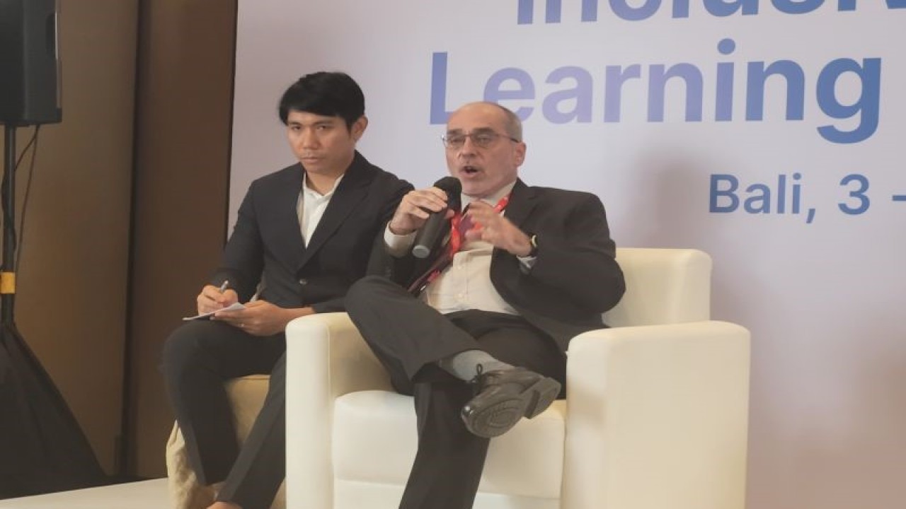 Chair of the Governing Board, UNESCO Institute for Lifelong Learning Daniel Baril (kanan) dalam konferensi pers pada acara Inclusive Lifelong Learning Conference (ILLC) yang diadakan di Badung, Bali, Senin. (3/7/2023). (ANTARA/Sean Filo Muhamad)
