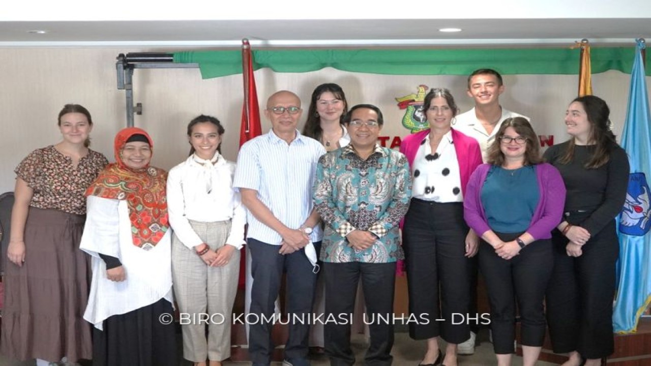Rektor Unhas Prof Dr Jamaluddin Jompa (tengah) dan tim SDSU berfoto bersama usai pertemuan membahas kerja sama inbound profesor dan mahasiswa di Makassar.ANTARA/HO-Unhas