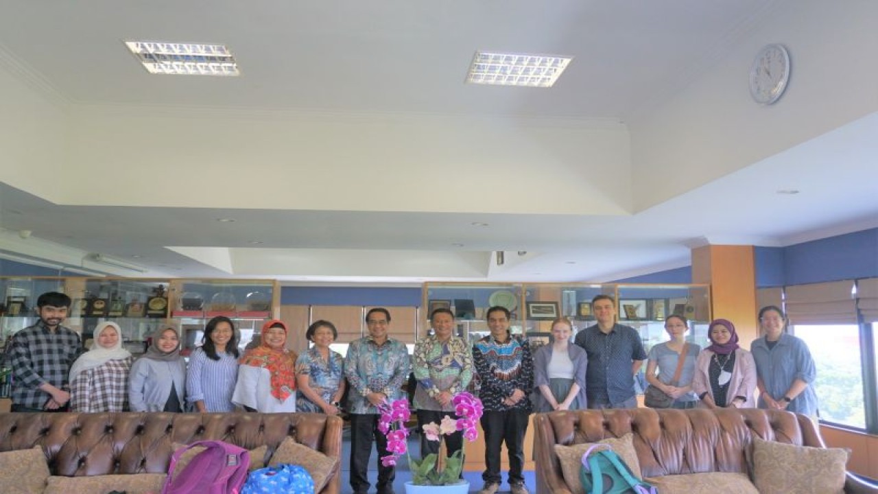 Rektor Unhas Prof Jamaluddin Jompa, dosen dan mahasiswa University Of Hawai berfoto bersama saat berkunjung ke Unhas Makassar.ANTARA/HO-Unhas
