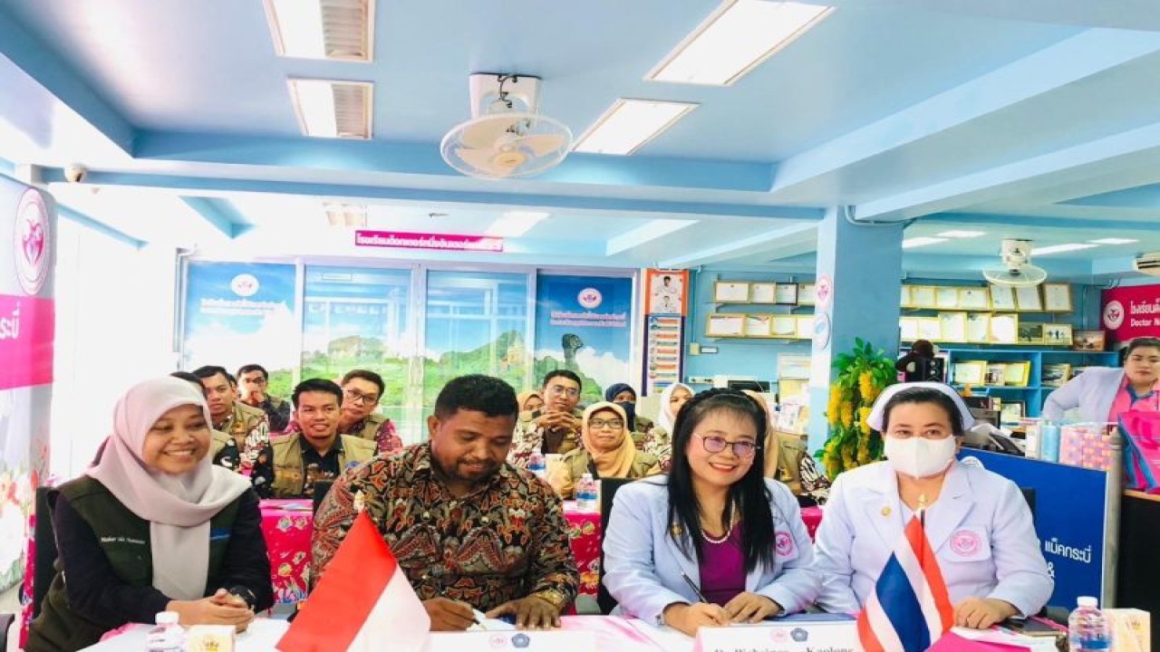 Unismuh Makassar dan Doctor Nueng Crabi School Thailand menandatangani nota kesepahan (MoU) kerja sama untuk program pengabdian masyarakat, salah satunya pendampingan pengrajin madu hutan di Kabupaten Gowa, Sulsel, Kamis (20/7/2023). FOTO ANTARA/HO-Humas Unismuh Makassar.