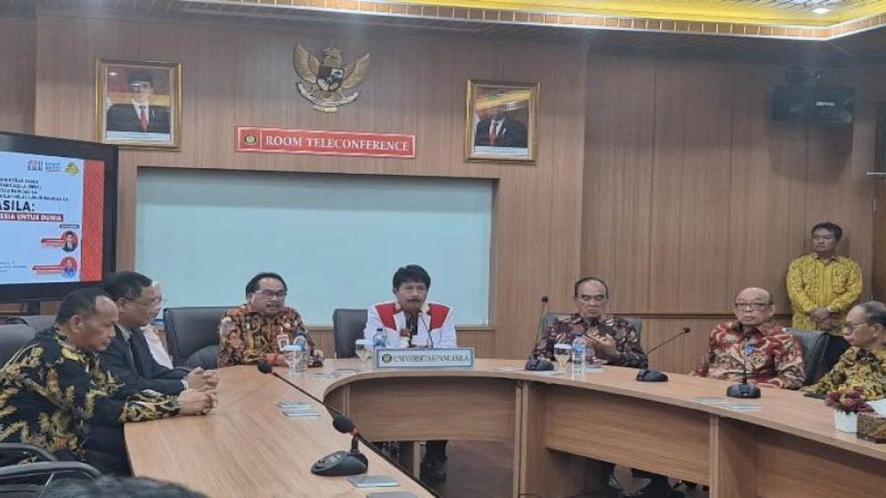 Kepala BPIP Prof. Drs. K.H. Yudian Wahyudi (baju merah putih), Ketua YPP UP Dr. (HC). Ir. Siswono Yudo Husodo Ketiga dari kanan), Rektor UP Prof. Edie Toet Hendratno (kedua dari kanan) ketika memberikan keterangan kepada wartawan. (ANTARA/Foto: Feru Lantara)