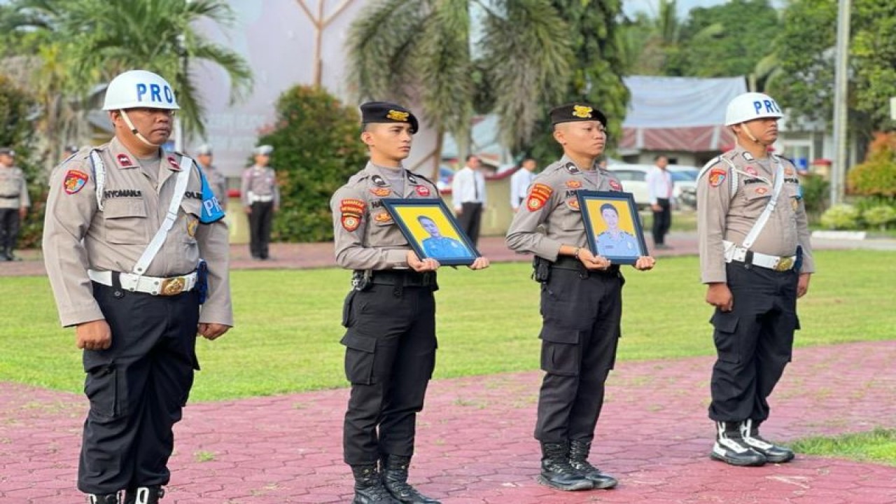 Upacara pemecatan dua polisi di Polres Konawe Selatan. (Antara/HO-Polres Konsel)
